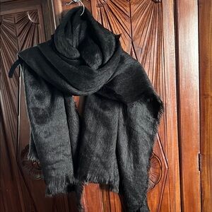 H&M Black Faux Fur Scarf 71x31 inches